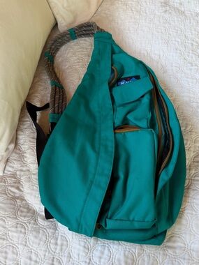 Kavu Rope Sling Back backpack Turquoise color. All zippers in working condition.